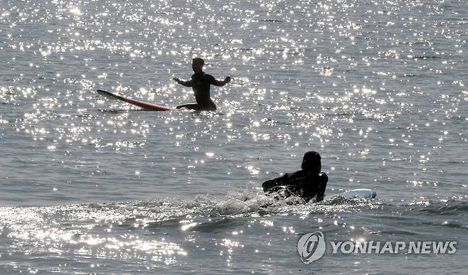 겨울바다 서핑 [연합뉴스 자료사진]