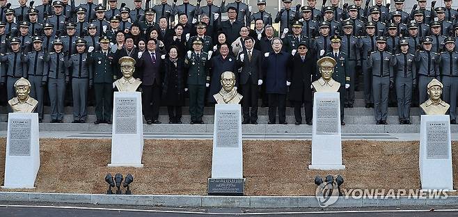 육사 홍범도 흉상만 쏙 빼서 이전 가닥 (서울=연합뉴스) 군이 육군사관학교에 설치된 홍범도 장군 등 독립운동가 5명의 흉상을 철거하기로 해 논란이 확산하자 홍범도 장군 흉상만 이전하는 쪽으로 가닥을 잡은 것으로 보인다. 군은 육사뿐 아니라 국방부 청사 앞에 설치된 홍범도 장군 흉상도 이전을 검토하는 등 '홍범도 지우기'를 본격화하고 나섰다.
    사진은 지난 2018년 3월 1일 서울 육군사관학교에서 열린 독립전쟁 영웅 5인 흉상 제막식 모습. 2023.8.28 [연합뉴스 자료사진] photo@yna.co.kr