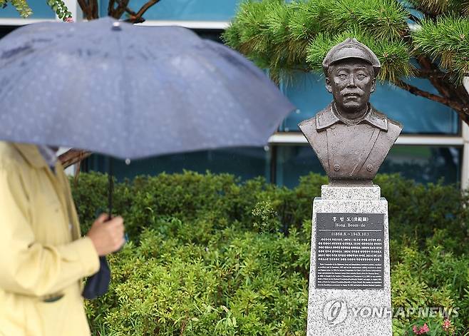 국방부 앞 홍범도 흉상 이전 검토 (서울=연합뉴스) 김인철 기자 = 국방부가 육군사관학교 교내뿐 아니라 국방부 청사 앞에 설치된 고(故) 홍범도 장군 흉상에 대해서도 필요시 이전을 검토하고 있다고 밝힌 28일 서울 용산구 국방부 청사 앞에 설치된 고 홍범도 장군 흉상 모습. 2023.8.28 yatoya@yna.co.kr