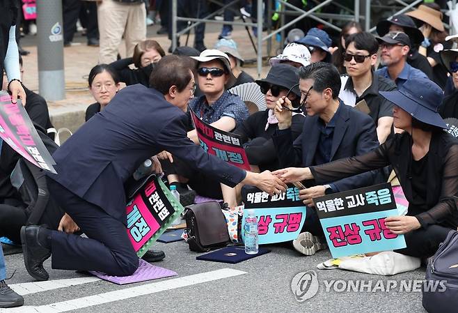 서이초 교사 추모 집회 참석한 조희연 교육감 (서울=연합뉴스) 류영석 기자 = 조희연 서울시교육감이 19일 오후 서울 여의도 국회 앞에서 열린 서이초 교사 사망 사건 진상규명 및 아동학대 관련법 즉각 개정 촉구 집회에 참석하고 있다. 2023.8.19 ondol@yna.co.kr