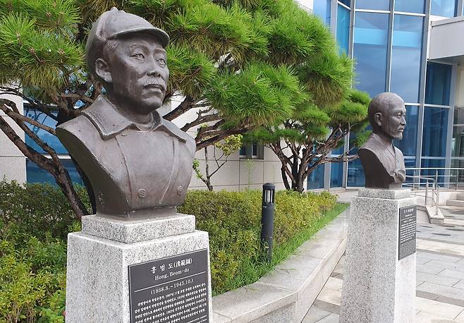 서울 용산구 국방부 청사 앞에 설치된 고(故) 홍범도 장군 흉상 모습./뉴스1