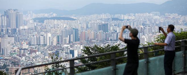 지난 21일 남산에서 바라본 도심 아파트 단지./뉴스1