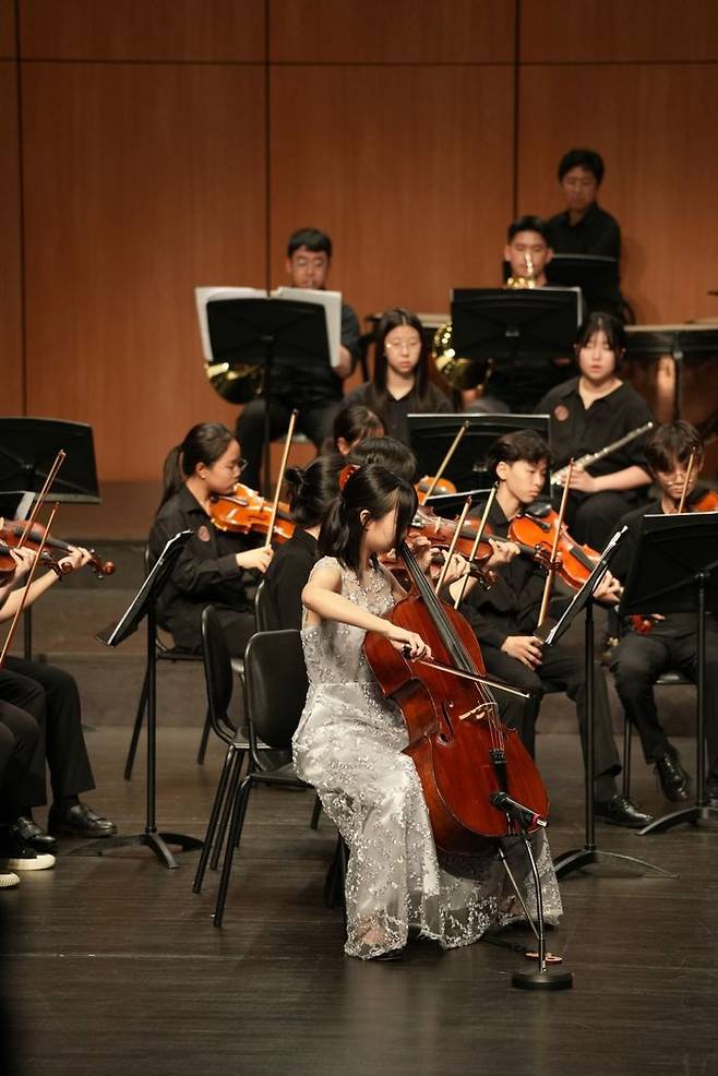 의왕시청소년수련관 소속 꿈누리오케스트라가 지난 26일 대한민국 청소년 교향악축전에서 공연을 하고 있는 모습. ⓒ의왕시 제공