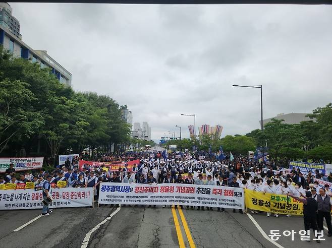 대한민국상이군경회 등 13개 보훈단체 회원 1000여명은 30일 광주시청에서 정율성 역사공원 조성사업 중단 촉구 집회를 열고 정율성 기념공원 추진을 즉각 철회하라고 밝혔다. 이형주 기자=peneye09@donga.com