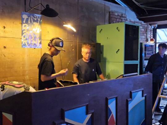 TDK 론칭 쇼케이스에서 공연을 하는 DJ. 김나인 기자