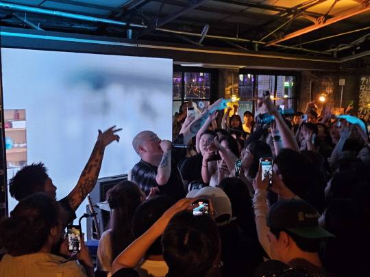 지난 26일 열린 TDK 론칭 쇼케이스에서 이센스가 공연하고 있다. 김나인 기자