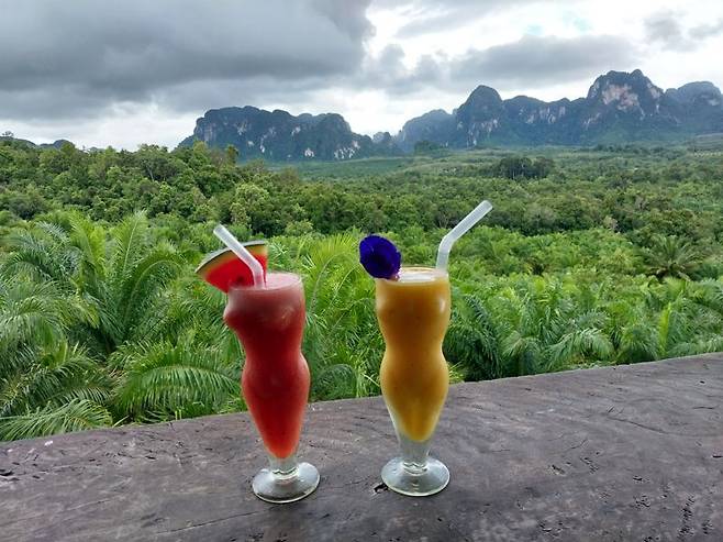 끄라비 쿠언놈싸우에서 판매되는 과일 음료.