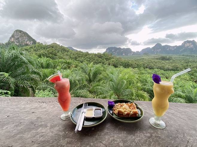 카페 쿠언놈싸우에서 시킨 음료와 로띠.