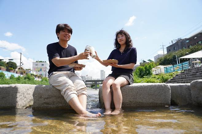 강북백맥축제에서 판매될 먹거리와 수제맥주를 우이천에서 즐기고 있는 시민들 모습. 강북구청 제공