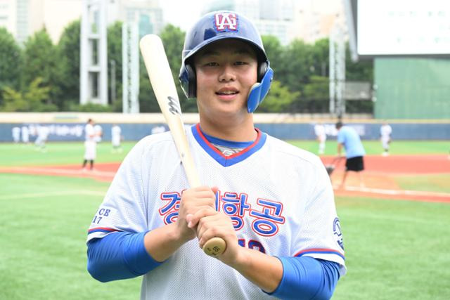 경기항공고 이정현이 30일 서울 목동구장에서 열린 제51회 봉황대기 전국고교야구대회 서울자동차고와의 32강전에서 승리한 뒤 그라운드에서 포즈를 취하고 있다. 고영권 기자