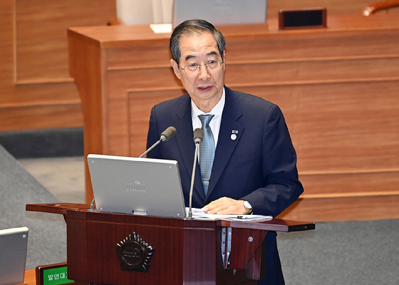 한덕수 국무총리 [사진=권용삼 기자]한 총리는 이날 국회 예산결산특별위원회 종합정책질의에 출석해 이수진 더불어민주당 의원의 '서민들한테는 교통비가 되게 심각하지 않나. 혹시 택시비도 올랐는데 얼만지 아시나' 질문에 이같이 답했다.한 총리는 "기본요금 말씀하는 건가"라고 한 차례 되물은 후 "한 1천원쯤 되지 않았나"라고 말했다.서울시 택시 기본요금은 3천800원에서 올해 2월부터 4천800원으로 인상됐다.한 총리는 또한 서울 시내버스 요금을 묻는 질문에 " 지금 버스 요금은 2천…"이라고 말끝을 흐렸다.서울 시내버스 요금은 지난 12일 1천200원에서 1천500원(교통카드 기준 1천400원)으로 인상됐다.이후 한 총리는 다른 의원의 질의에 답변하던 중 "택시요금 1천원을 얘기한 건 이번에 인상되는 것에 대해서 보고를 많이 듣고 고민을 한 것 때문에 착각을 한 것 같다"고 해명했다./김다운 기자(kdw@inews24.com)