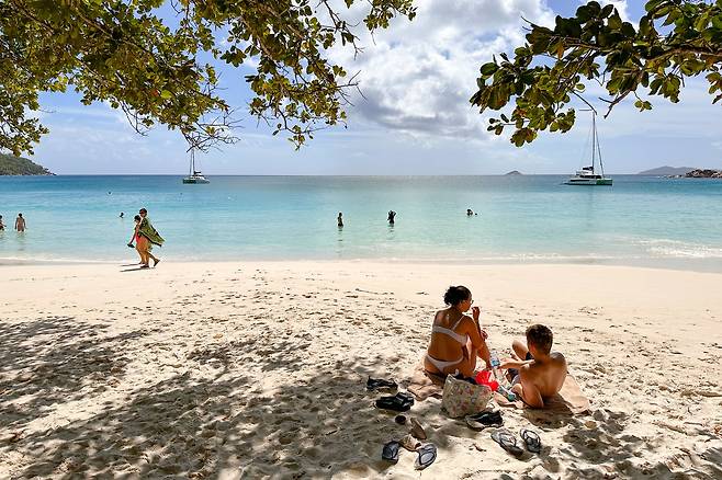 전 세계 수많은 언론이 세계에서 가장 예쁜 해변 중 하나로 꼽은 앙스 라치오. 프랄린 섬 북쪽에 있다.