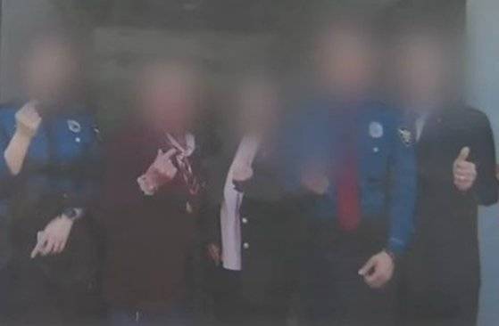 박인아 경위가 파출소장, 80대 지역 유지 등과 함께 촬영한 사진. KBS방송화면 캡처.