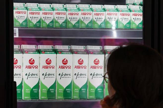 On August 29, the Seoul Dairy Cooperative’s Na 100% Milk products are on display at a major retailer in Seoul. Yonhap News