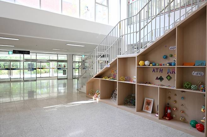 Light streams in through windows to the lobby of Singil Middle School in Seoul. (Im Se-jun/The Korea Herald)