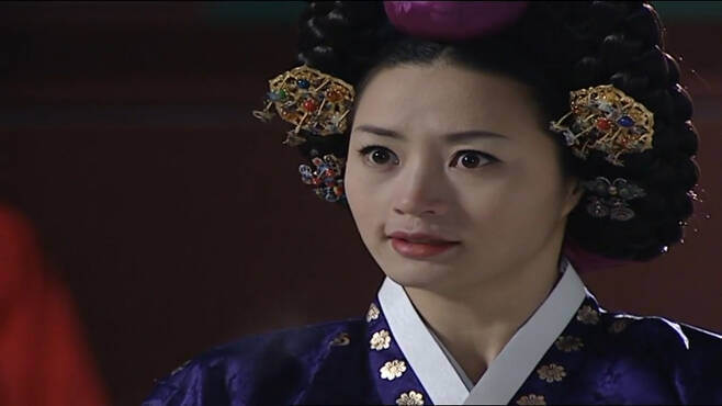Kim Hye-soo plays Jang Ok-jung in 2002's "Jang Hui-bin." (KBS)
