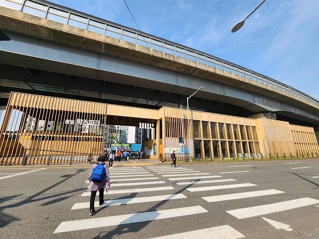 A view of Jongam Square (Kim Hoo-ran/The Korea Herald)