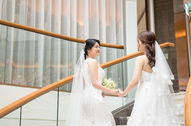 Wedding pictures of Kim Kyu-jin and her wife in 2019.