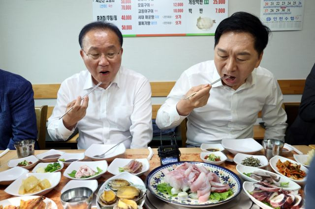 김기현 국민의힘 대표와 윤재옥 원내대표 등 당 지도부가 29일 인천 중구의 한 횟집에서 오찬으로 민어회를 먹고 있다. 공동취재