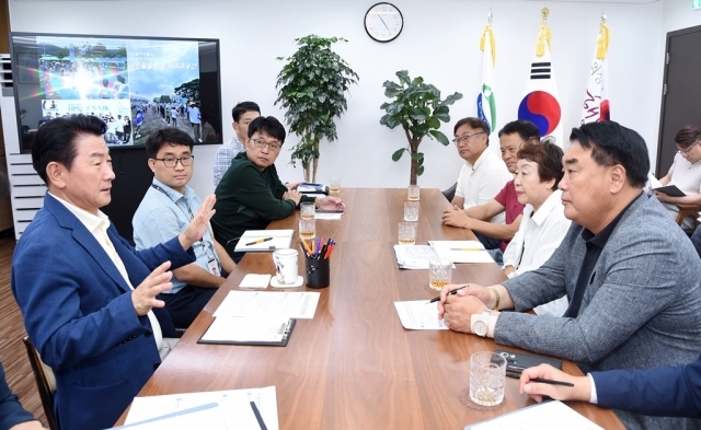 김동근 의정부시장이 지난 28일 레저스포츠타운 협의를 위한 시민 간담회에서 시민들과 대화를 하고 있다. 의정부시 제공