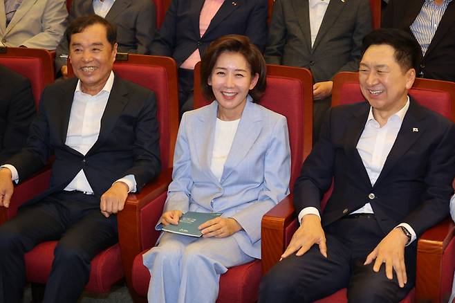 지난 24일 국회에서 열린 ‘인구와 기후 그리고 내일’ 창립포럼에서 나경원 이사장이 국민의힘 김기현 대표, 김병준 전경련 고문 등과 발언을 듣고 있다. [사진 = 연합뉴스]