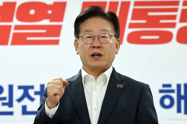 이재명 더불어민주당 대표가 30일 오전 전남 무안군 삼향읍 민주당 전남도당에서 열린 현장 최고위원회의에서 ‘일본 후쿠시마 원자력 오염수 방류’에 대한 윤석열 대통령의 입장 표명을 요구하며 구호를 외치고 있다. [사진 출처 = 연합뉴스]