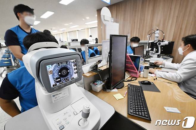 (수원=뉴스1) 김영운 기자 = 2023년도 첫 병역판정검사가 시작된 1일 오전 경기 수원시 팔달구 경인지방병무청에서 입영대상자들이 신체검사를 받고 있다. (공동취재) 2023.2.1/뉴스1  Copyright (C) 뉴스1. All rights reserved. 무단 전재 및 재배포 금지.