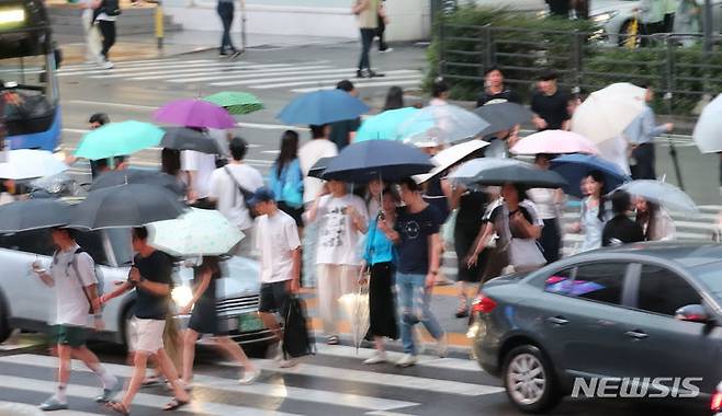 [서울=뉴시스] 권창회 기자 = 일본 남쪽 해상에서 발달한 제11호 태풍 '하이쿠이'가 중국 상하이로 향하고 있는 가운데, 우리나라 서해안에 상륙할 가능성이 있는 것으로 나타났다. 사진은 지난 29일 오후 서울 서초구 강남역 인근에서 시민들이 우산을 쓰고 퇴근하고 있는 모습. 2023.08.29. kch0523@newsis.com