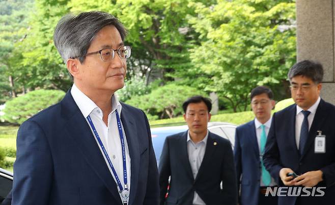 [서울=뉴시스] 최진석 기자 = 김명수 대법원장이 지난 23일 서울 서초구 대법원으로 출근하고 있다. 2023.08.23. myjs@newsis.com