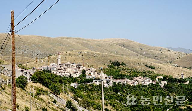 이탈리아 섹스탄티오 마을호텔이 있는 산토 스테파노 디 세사니오 전경. 객실 30곳, 식당, 스파, 도서관 등이 마을 여기저기에 흩어져 있다. 지역 장인이 만든 울 침구를 비치했다.