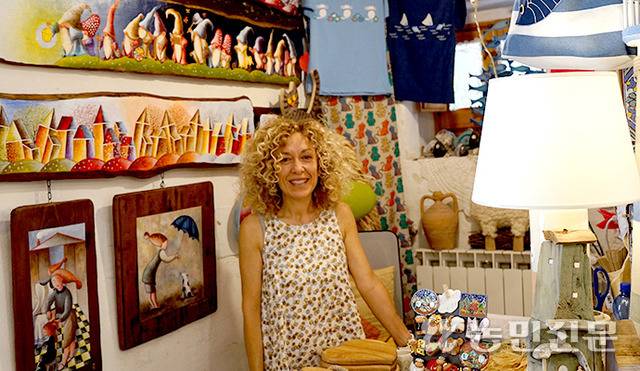 고향에 돌아와 공방을 차린 아리아나씨. 마을호텔이 들어서고 관광객이 증가하자 아리아나씨처럼 귀촌한 청년들이 늘었다.