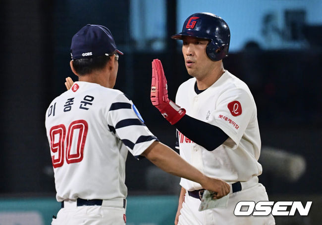 [OSEN=이석우 기자]  롯데 이종운 감독대행(왼쪽), 전준우. 2023.08.26 / foto0307@osen.co.kr