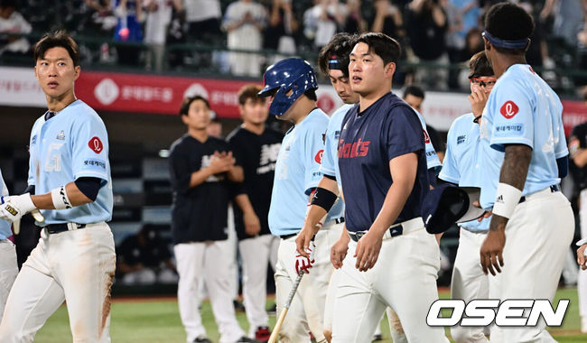 [OSEN=부산, 이석우 기자] 롯데 선수들이 패배 후 아쉬워하고 있다. 2023.08.27 / foto0307@osen.co.kr