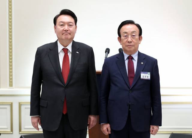 ▲윤석열 대통령이 29일 청와대 영빈관에서 열린 제21기 민주평화통일자문회의 간부위원과의 통일대화에서 김관용 수석부의장에게 임명장을 수여한 뒤 기념촬영을 하고 있다. ⓒ연합뉴스