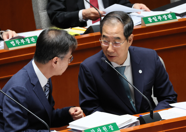 ▲한덕수 국무총리가 30일 국회에서 열린 예산결산특별위원회 전체회의에서 최재해 감사원장과 대화하고 있다. ⓒ연합뉴스