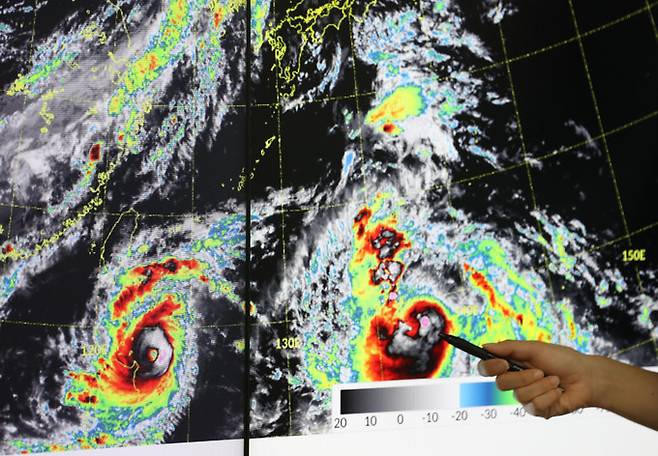 지난 29일 오후 경기 수원시 권선구 수도권기상청에서 예보관이 제11호 태풍 ‘하이쿠이’의 예상 진로를 살펴보고 있다. 뉴스1