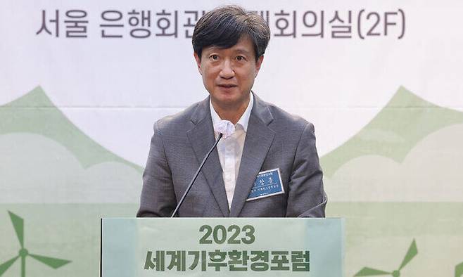 30일 서울 중구 은행회관 국제회의실에서 열린 2023 세계기후환경포럼에서 이창흠 환경부 기후탄소정책실장이 축사를 하고 있다. 이재문 기자