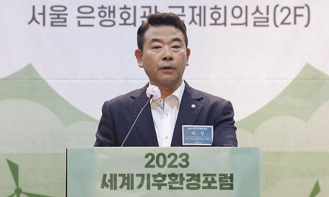 30일 서울 중구 은행회관 국제회의실에서 열린 2023 세계기후환경포럼에서 박정 국회환경노동위원회 위원장이 축사를 하고 있다. 이재문 기자