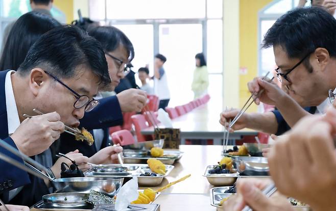 장상윤 교육부 차관이 30일 충남 부여의 백제초등학교 급식실에서 학생들과 식사하고 있다. ⓒ 교육부 제공