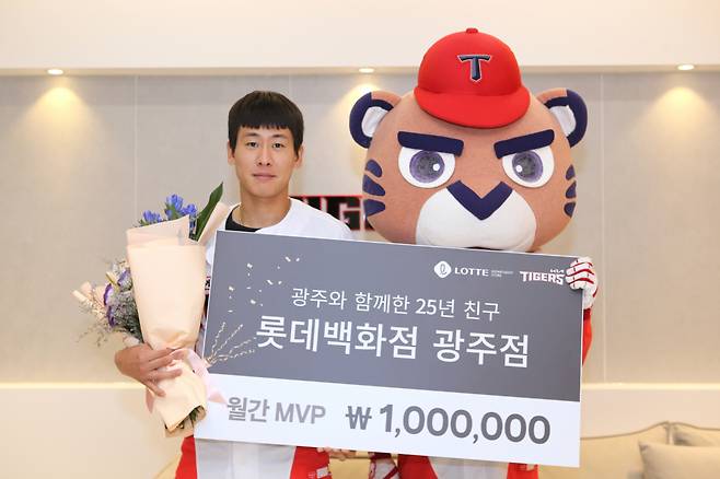 박찬호(왼쪽)가 롯데백화점 광주점 7월 MVP 시상식에서 포즈를 취하고 있다. /사진=KIA 타이거즈 제공