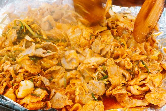 내륙도시가 대부분 그렇듯 음식은 좀 매운 편. 빨간고기로 불리는 지역 메뉴가 있다. 먹을 만해유