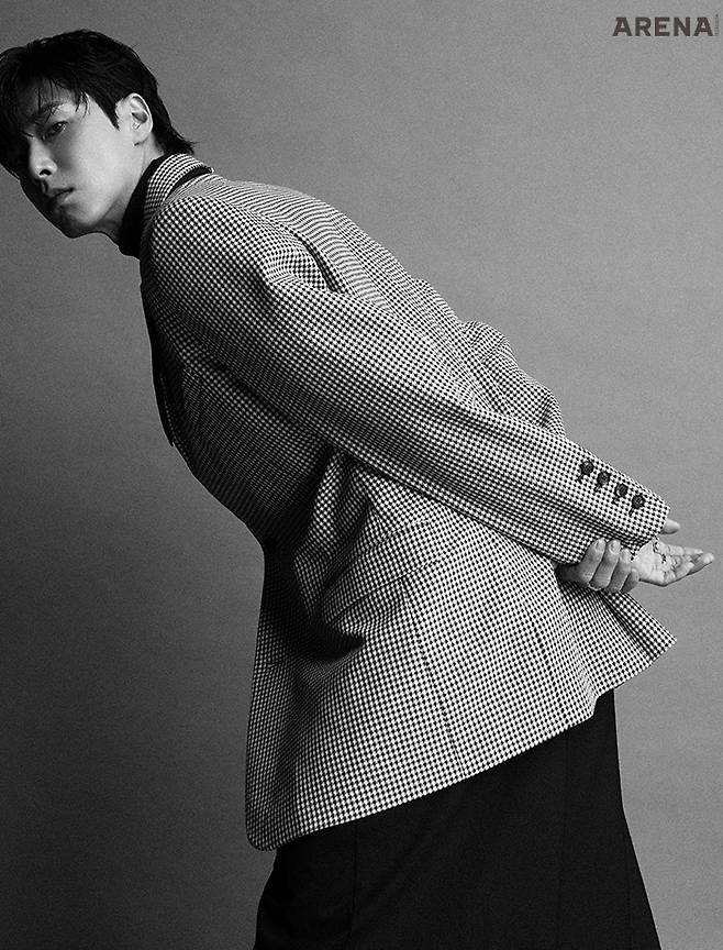 재킷 에곤랩 by 아데쿠베, 톱 아미, 팬츠 꼼 데 가르송, 반지 블랙퍼플·마씨에르·써드무브먼트 제품.