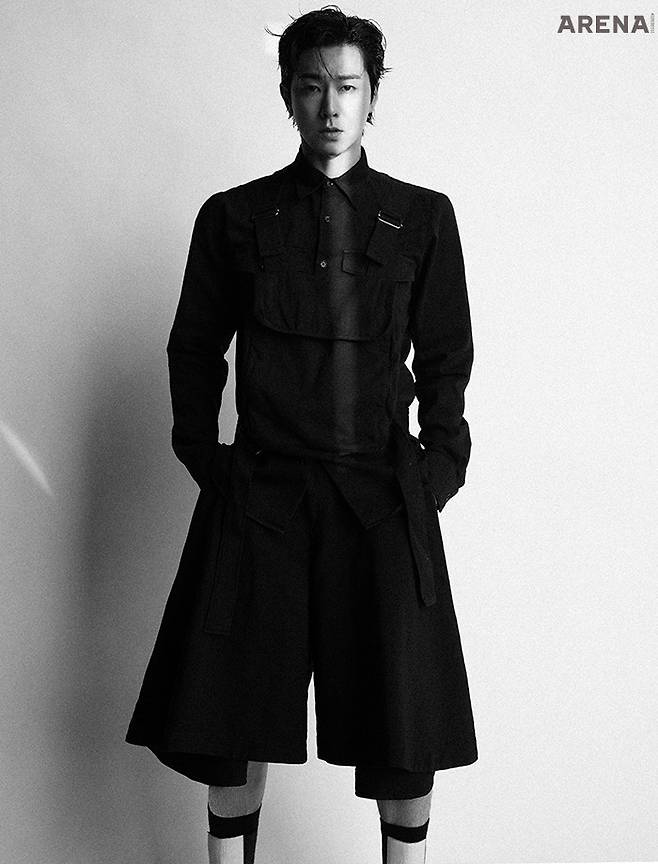 셔츠 드리스 반 노튼, 팬츠 어태치먼트, 신발 보테가 베네타, 양말 스타일리스트 소장품.