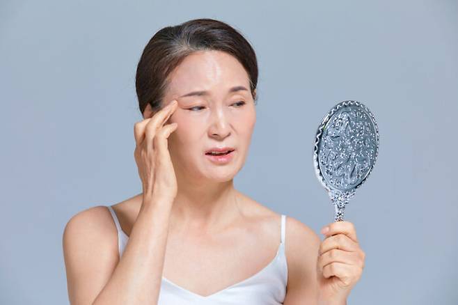 나이가 들면 피부의 탄력이 떨어지면서 눈매가 변하는 경우가 많다. [사진=게티이미지뱅크]