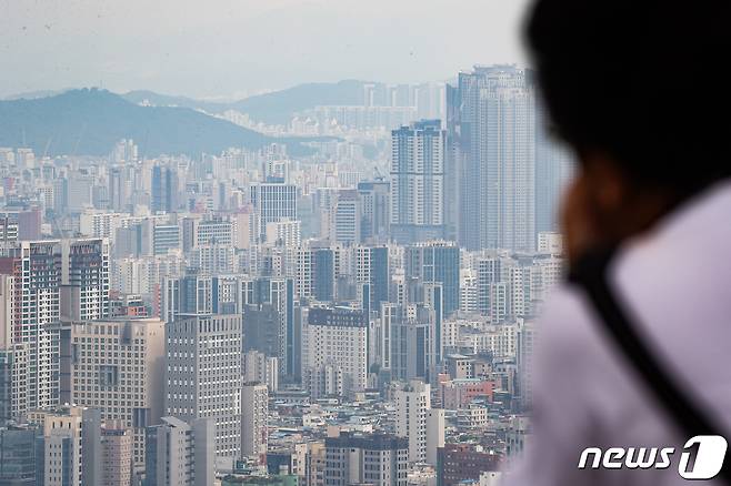 27일 서울 중구 남산에서 바라본 서울 도심 아파트 단지 모습. 2023.8.27/뉴스1 ⓒ News1 유승관 기자