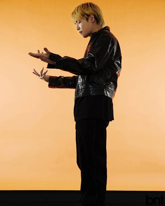 재킷과 바텀은 51PERCENT, 톱과 스니커즈는 BALENCIAGA, 링과 네크리스는 스타일리스트 소장품.