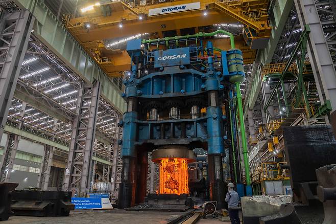 지난 5월 23일 경남 창원 두산에너빌리티 주·단조 공장에서 뉴스케일파워의 소형 모듈 원전(SMR)에 들어갈 부품이 제작되고 있다./두산에너빌리티