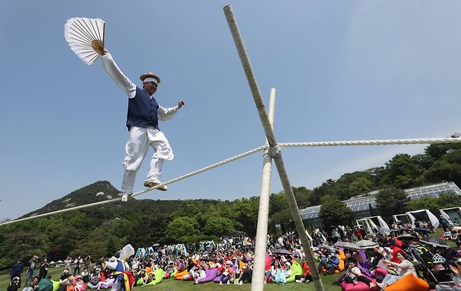 지난 5월 11일 서울 종로구 청와대에서 열린 '청와대 국민개방 기념행사'에서 시민들이 '날아라, 줄광대!' 줄타기 공연을 관람하고 있다. /뉴스1