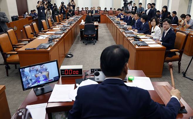 김교흥 국회 행정안전위원장이 31일 서울 여의도 국회에서 열린 행정안전위원회 전체회의에서 국민의힘 소속 의원들이 퇴장한 가운데 더불어민주당 등 야당 단독으로 '10·29 이태원 참사 피해자 권리보장과 진상규명 및 재발 방지를 위한 특별법안' 제정안을 통과시키고 있다. /뉴스1