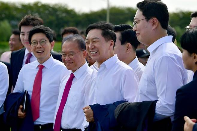 (왼쪽부터) 국민의힘 김가람·김병민 최고위원, 윤재옥 원내대표, 김기현 대표, 천하람 순천갑 당협위원장이 31일 오전 전남 순천만국제정원박람회장에서 노관규 순천시장으로부터 정원박람회 설명을 들으며 웃고 있다. ⓒ뉴시스